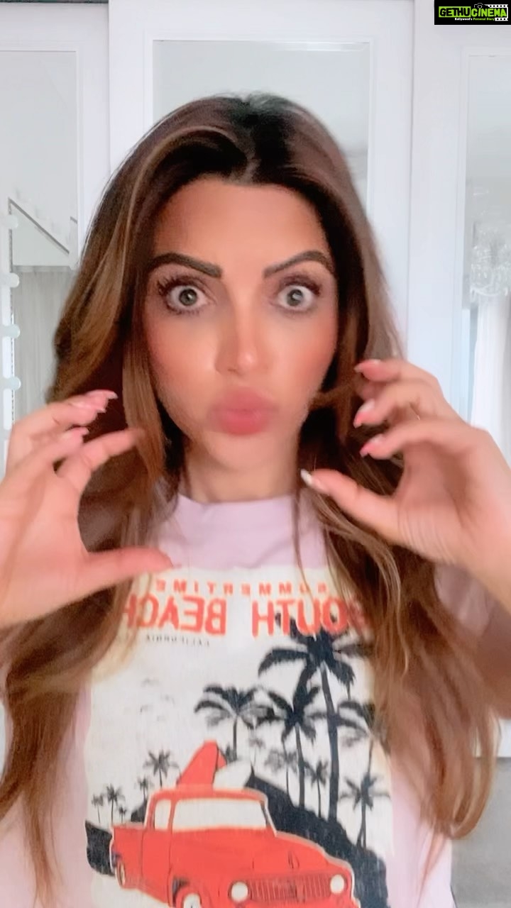 Shama Sikander Instagram - Just felt like being cute..🥰🥰 #cute #video #viral #viralvideos #reels #viralpost #reelsinstagram #reelitfeelit #reelkarofeelkaro #actor #actorslife #acting #love #expressionqueen #expression