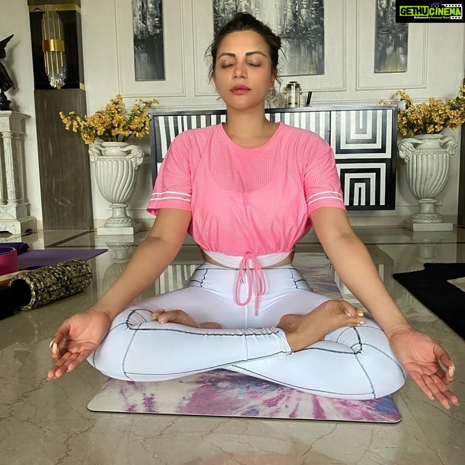 Shama Sikander Instagram - The magic of breathing fully….inhale-exhale and tadaaaaa😍😇🙏🏻 swipe right ➡️to see the magic🥰 . . . #fitness #exercise #workout #motivation #happy #picoftheday #fit #health #lifestyle #goals #happysaturday #fitnessvibes Mumbai, Maharashtra