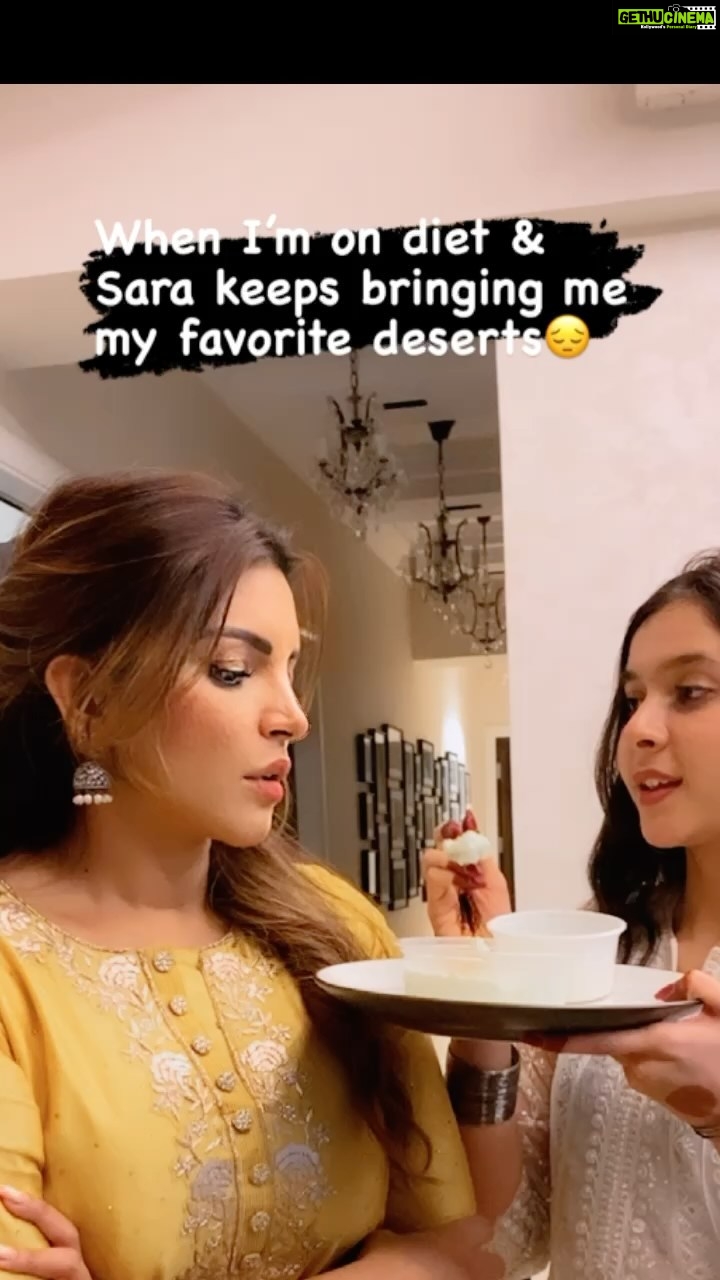 Shama Sikander Instagram - Haye ye diet bhi na sahi time pe aati hai by god…. #donttalktome @sara__gesawat_ 😩 #neice #foodie #bua #funnyvideos #food #foodlover #rabdi #malpua #eidmubarak #eidcelebrations #eid #eidfood #funnyvideo #reels #reelsinstagram #reelitfeelit #reelsvideo #reelkarofeelkaro