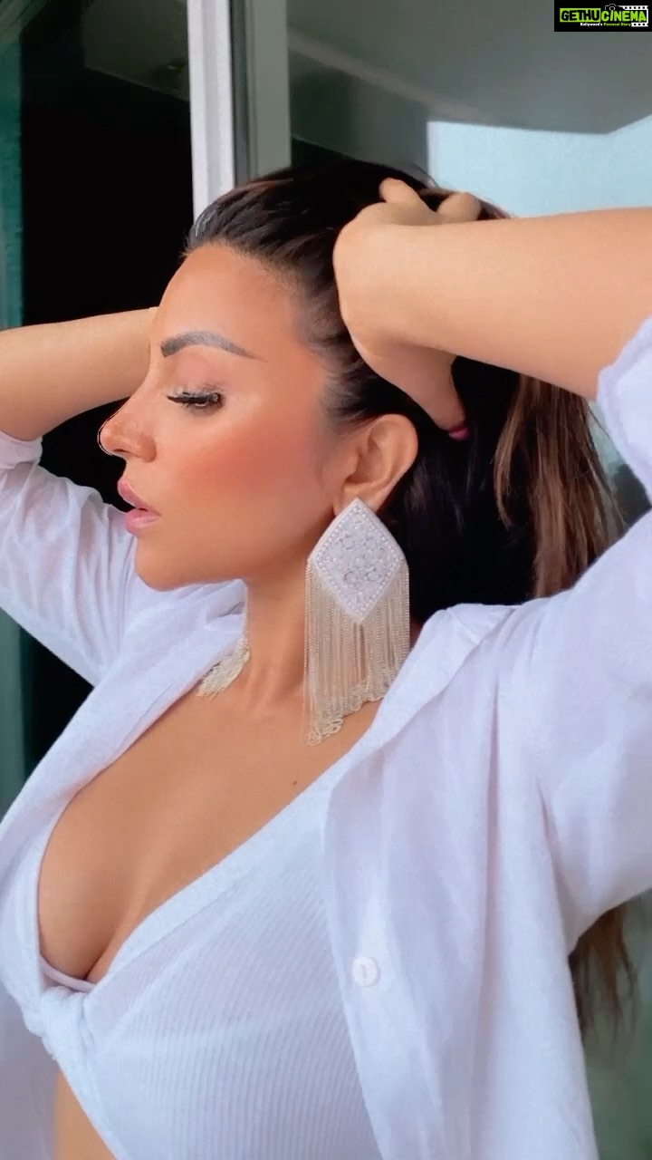 Shama Sikander Instagram - Hellooo #senorita 🥰. #beauty #beautiful #jewellery #sexy #swag #fashion #earrings #necklace #reels #reelsinstagram #reelitfeelit #reelsvideo #reelsindia #fashionmodel #actor #bollywood #style #ootd ##jewellery by @7coloreyes.in