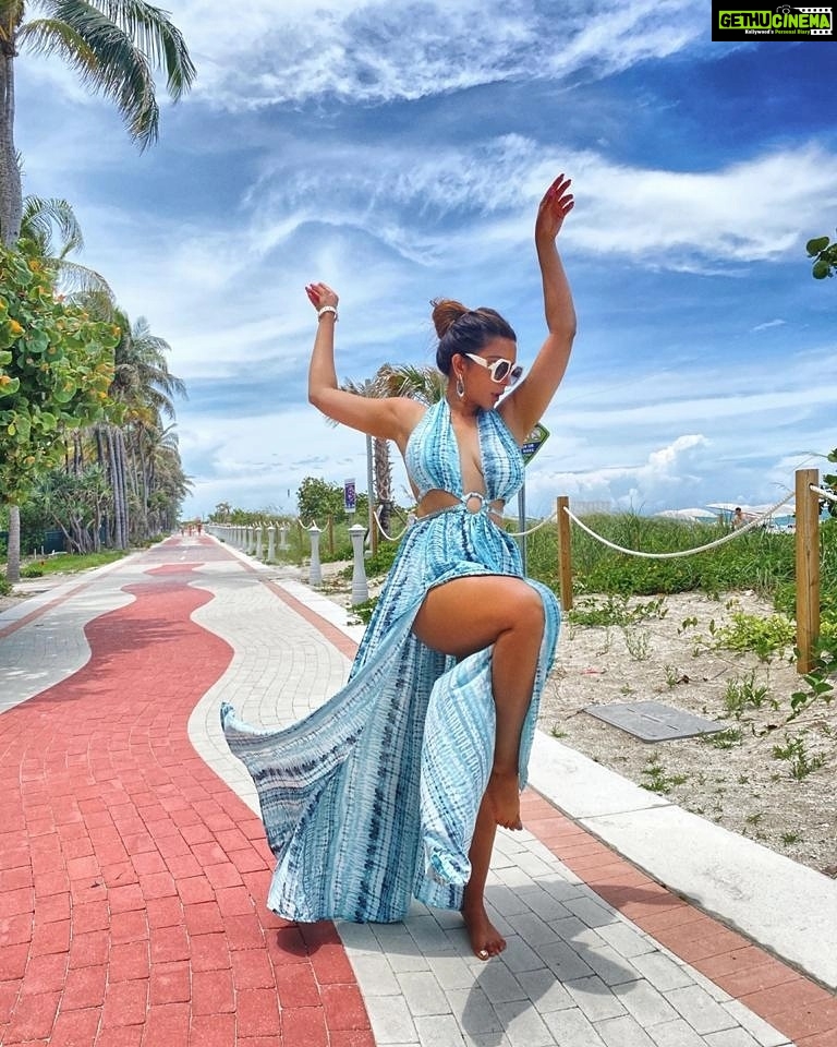 Shama Sikander Instagram - Flowβ¦.ππππΈπ» . . . #beautiful #smile #nature #gratitude #love #happiness #motivation #positivevibes #inspiration #believe #blessed Miami, Florida