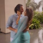 Shama Sikander Instagram - Baarish me #romance nahi kiya to kya kiya 🤩🤩#rimjhim #rimjhimrimjhim ufff ye mausam 🥰🥰🥰🥰 @jamesmilliron ❤️❤️❤️ #monsoon #barish #mumbai #mumbaimonsoon #reels #monsoonseason #monsoonseason #romanticsongs #bollywood #oldbollywoodsongs #oldhindisongs #romanticreels #reelsinstagram #reelitfeelit❤️❤️ #reelsvideo #reelkarofeelkaro