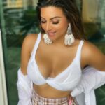 Shama Sikander Instagram - White….🥰🥰🥰🥰 . . Earing :- @7coloreyes.in . . #beautiful #look #white #loveyouself #blessed #positivevibes #happiness #inspiration #believe Mumbai, Maharashtra