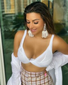 Shama Sikander Instagram - White….🥰🥰🥰🥰 . . Earing :- @7coloreyes.in . . #beautiful #look #white #loveyouself #blessed #positivevibes #happiness #inspiration #believe Mumbai, Maharashtra