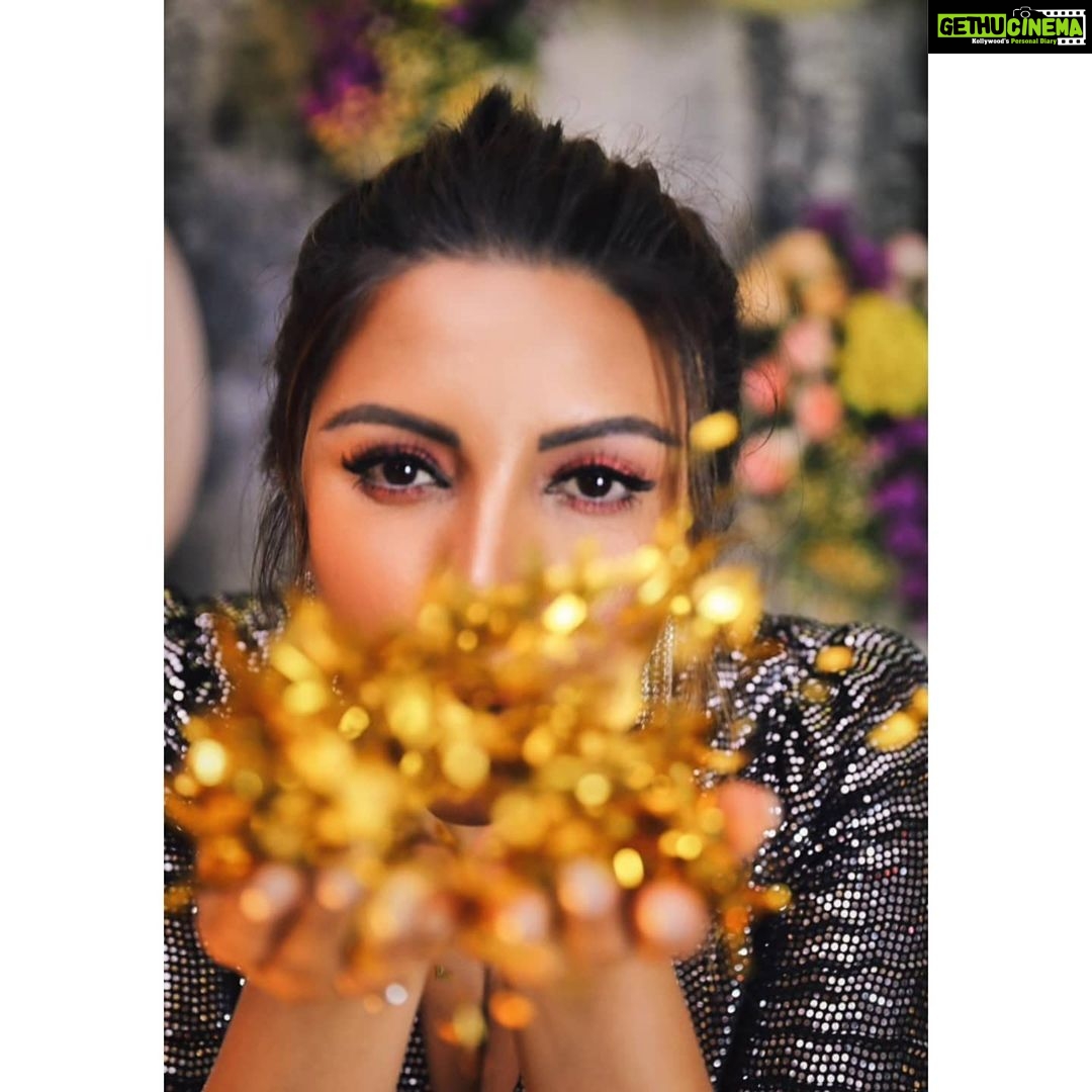 Shama Sikander Instagram - Happiness, Love, Gratitude 😇❤️ . . . Photographer:- @shrutitejwaniphotography #beautiful #nature #gratitude #love #happiness #motivation #positivevibes #inspiration #believe #blessed #birthdaygirl Mumbai, Maharashtra