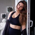 Shama Sikander Instagram - I love it when i catch you looking at me ✨✨ . . . #pictureoftheday #sassy #photoshoot #shootdairies #blacklove #influencer #look #positivevibes #shamasikander #celebrity #bollywood #happymonday