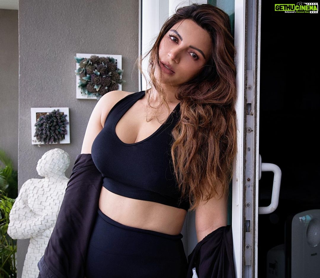 Shama Sikander Instagram - I love it when i catch you looking at me ✨✨ . . . #pictureoftheday #sassy #photoshoot #shootdairies #blacklove #influencer #look #positivevibes #shamasikander #celebrity #bollywood #happymonday