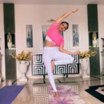 Shama Sikander Instagram - The magic of breathing fully….inhale-exhale and tadaaaaa😍😇🙏🏻 swipe right ➡️to see the magic🥰 . . . #fitness #exercise #workout #motivation #happy #picoftheday #fit #health #lifestyle #goals #happysaturday #fitnessvibes Mumbai, Maharashtra