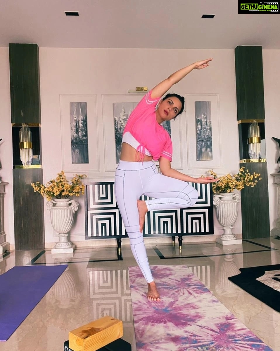 Shama Sikander Instagram - The magic of breathing fully….inhale-exhale and tadaaaaa😍😇🙏🏻 swipe right ➡️to see the magic🥰 . . . #fitness #exercise #workout #motivation #happy #picoftheday #fit #health #lifestyle #goals #happysaturday #fitnessvibes Mumbai, Maharashtra