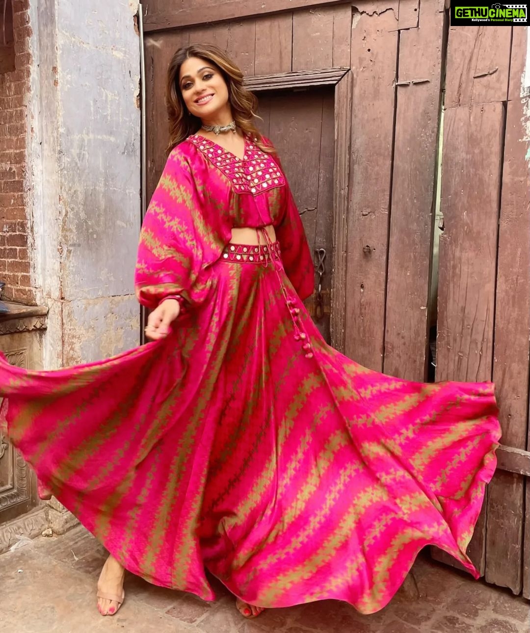 Shamita Shetty Instagram - Life is tricky baby, stay in your magic šāØ . . Outfit - @punitbalanaofficial l Styling by -@stylebysaachivj Jewellery -@sangeetaboochra Hair - @hairnmakeup.farzana @kromakaysalon Make up - @shaylinayak Managed by - @bethetribe . . #shootdiaries #outdoorshoot #musicvideo #peace #happiness #lovealways