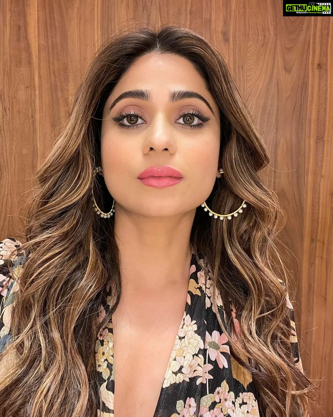 Shamita Shetty Instagram - Lights Camera Click Click 📸✨ . . . Hair: @ashisbogi Outfit: @wear.rae Jewellery: @lotussuutrajewelry @ascend.rohank Heels @melissashoesindia Stylist: @stylebysaachivj Asst.: @styledbynikinagda @nehha_o @sanzimehta777 . . #fundays #workmode #poseandclick #glamup #happiness #lovealways