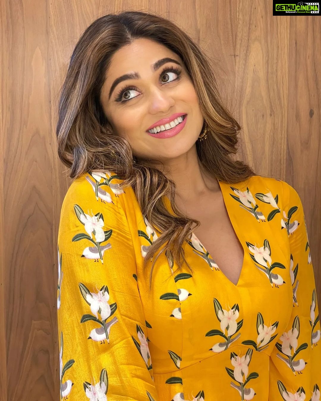 Shamita Shetty Instagram - And on weekends we pose and click ππΈ . . Outfit & Accessories - @houseofmasaba @masabagupta Heels @@melissashoesindia Hair - @ashisbogi . #weekendvibes #saturyay #swipeleft #happiness #glamup #poses #lovealways