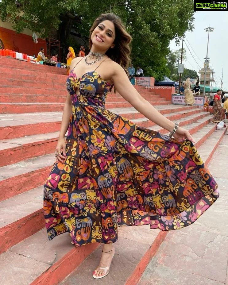 Shamita Shetty Instagram - ππβ€οΈπππ§‘ . Outfit @labelritukumar Jewellery @azotiique @sangeetaboochra Make up @shaylinayak Hair. @hairnmakeup.farzana @kromakaysalon Styling by @stylebysaachivj @nehha_o . . .. #postoftheday #pictureoftheday #slowmotion #swipe #colours #happiness #lovealways
