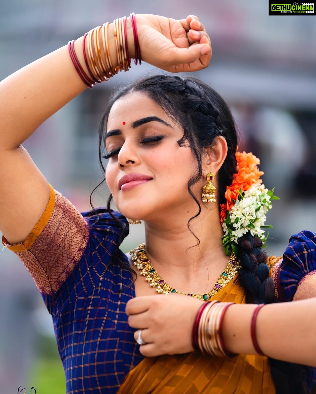 Shamna Kasim Instagram - Happiness and comfort dressing traditional is so so different ❤️ Costume: @ivalinmabia Jwellery: @kushalsfashionjewellery Pic’s: @v_capturesphotography Hairstylist: @hairartistpoojagupta Personal staff: @tharikreshma625 #dhee14dancingicon #telugu #etv #lovemyjob ❤️