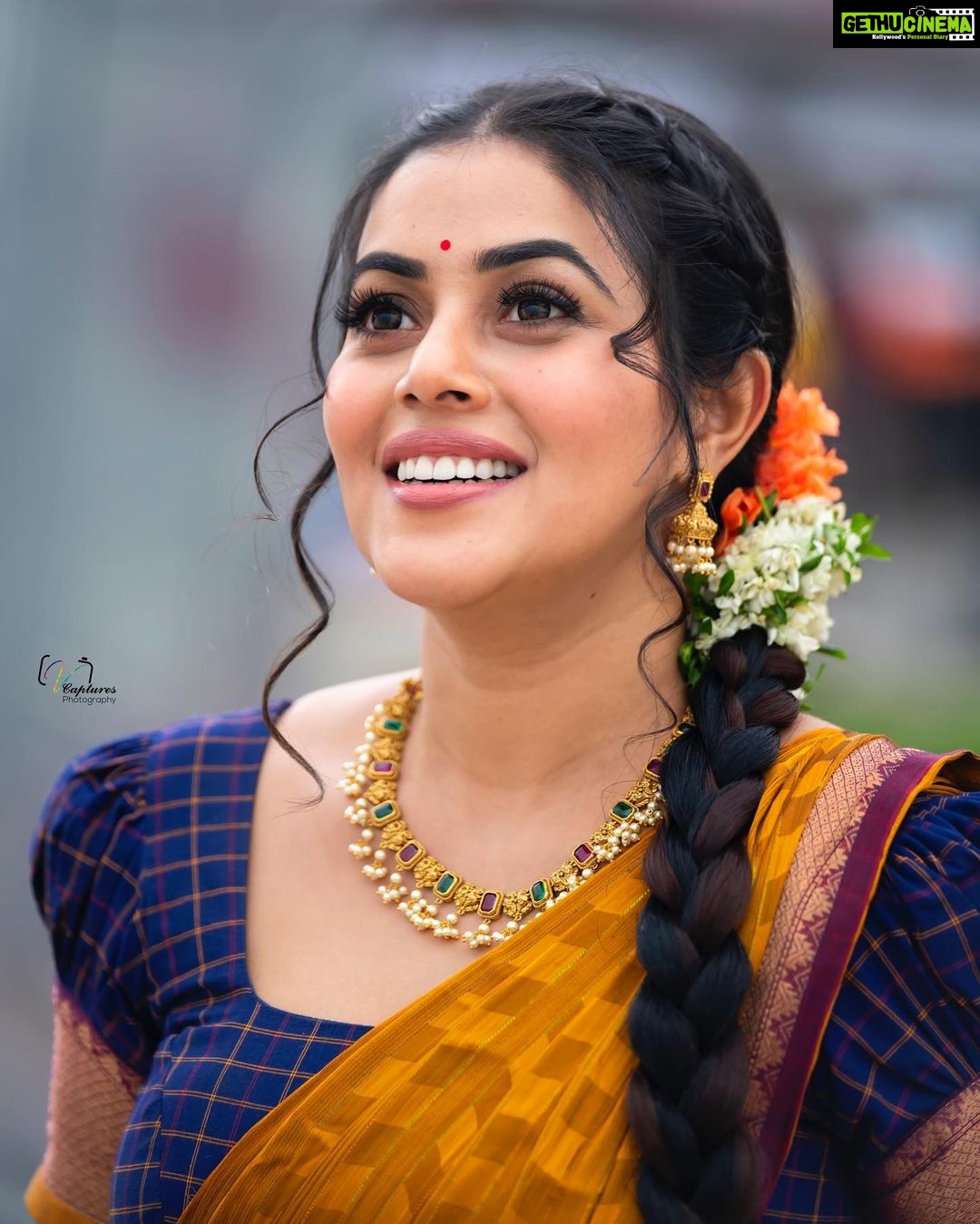 Shamna Kasim Instagram - Happiness and comfort dressing traditional is so so different ❤️ Costume: @ivalinmabia Jwellery: @kushalsfashionjewellery Pic’s: @v_capturesphotography Hairstylist: @hairartistpoojagupta Personal staff: @tharikreshma625 #dhee14dancingicon #telugu #etv #lovemyjob ❤️