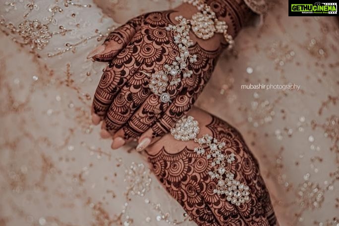 Shamna Kasim Instagram - Very very special day of my life ❤️ thank u all for the blessings and thank u all who made this day very very special ❤️ Events: @sugarplumclt Costume: @shemyofficial Makeup & hair: @sijanmakeupartist Styling: @vasudevan.arun Mehindi: @mehandi_maestro Pics: @mubashir_photography_ Jwellery: @mangatraineeraj Cake: @ayishazcakery Venue: @arabianbeachresort_