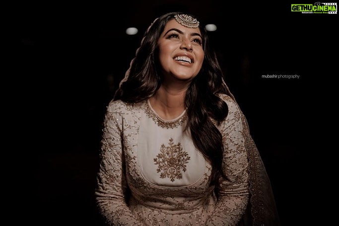 Shamna Kasim Instagram - Very very special day of my life ❤️ thank u all for the blessings and thank u all who made this day very very special ❤️ Events: @sugarplumclt Costume: @shemyofficial Makeup & hair: @sijanmakeupartist Styling: @vasudevan.arun Mehindi: @mehandi_maestro Pics: @mubashir_photography_ Jwellery: @mangatraineeraj Cake: @ayishazcakery Venue: @arabianbeachresort_