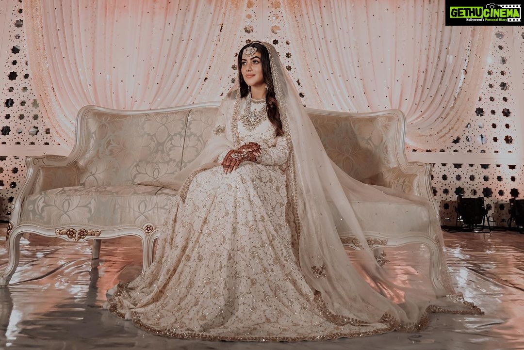 Shamna Kasim Instagram - Very very special day of my life ❤️ thank u all for the blessings and thank u all who made this day very very special ❤️ Events: @sugarplumclt Costume: @shemyofficial Makeup & hair: @sijanmakeupartist Styling: @vasudevan.arun Mehindi: @mehandi_maestro Pics: @mubashir_photography_ Jwellery: @mangatraineeraj Cake: @ayishazcakery Venue: @arabianbeachresort_