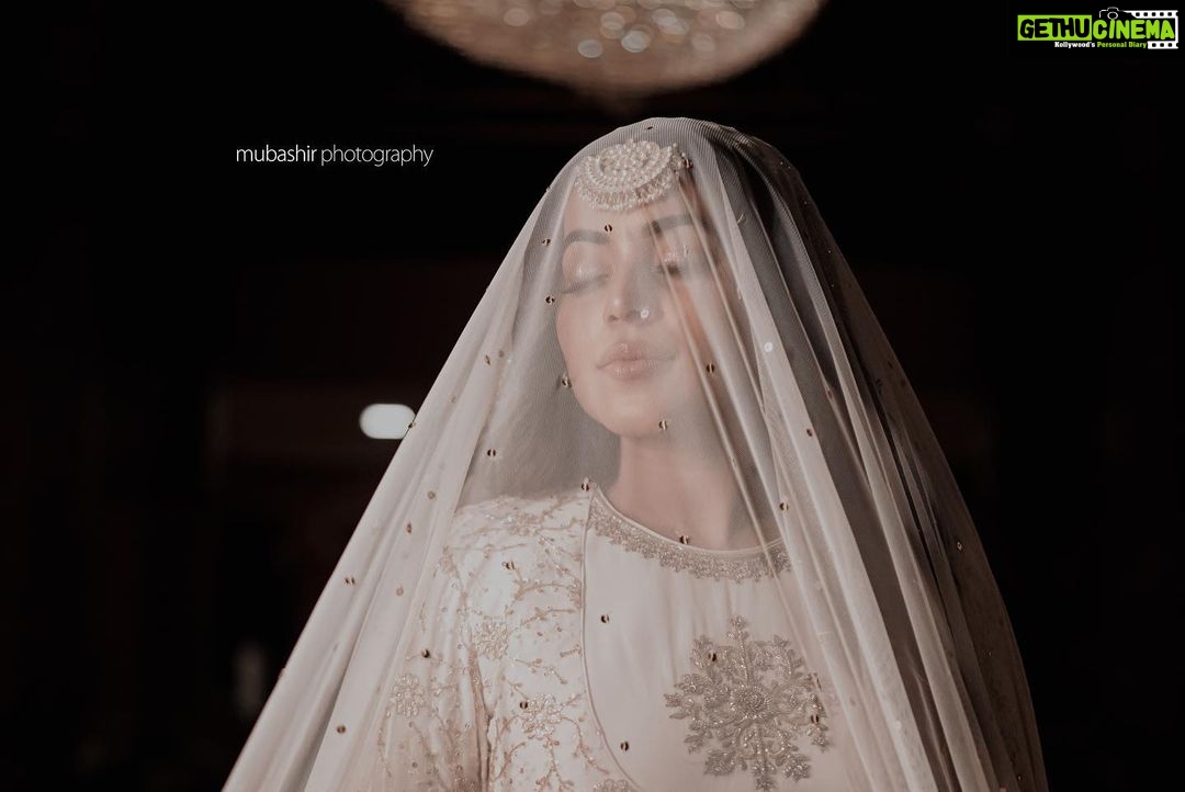 Shamna Kasim Instagram - Very very special day of my life ❤️ thank u all for the blessings and thank u all who made this day very very special ❤️ Events: @sugarplumclt Costume: @shemyofficial Makeup & hair: @sijanmakeupartist Styling: @vasudevan.arun Mehindi: @mehandi_maestro Pics: @mubashir_photography_ Jwellery: @mangatraineeraj Cake: @ayishazcakery Venue: @arabianbeachresort_
