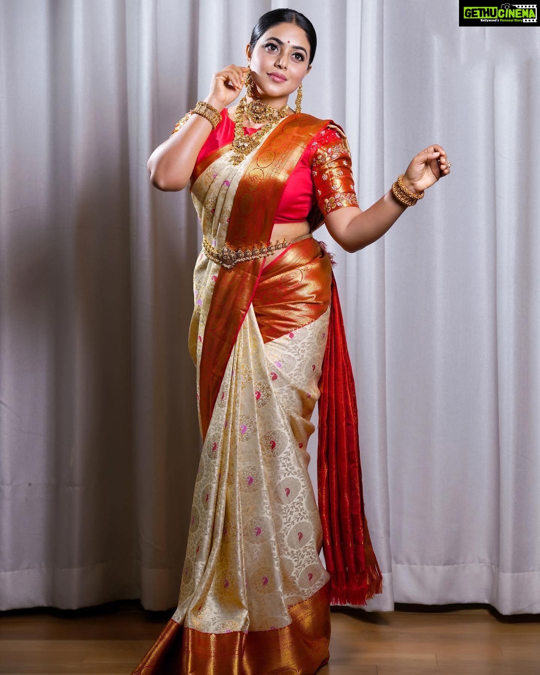 Shamna Kasim Instagram - The joy of dressing is an art… Costumes: @kanchipuramrajyalakshmisilks Jwellery: @kushalsfashionjewellery Pics: @punithphotography3 Edit: @v_capturesphotography Hairstylist: @hairstylist_srinivas Personal staff: @chintu_6172