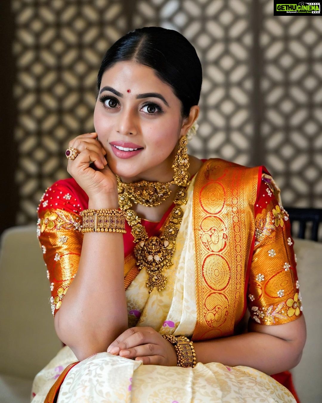 Shamna Kasim Instagram - The joy of dressing is an art… Costumes: @kanchipuramrajyalakshmisilks Jwellery: @kushalsfashionjewellery Pics: @punithphotography3 Edit: @v_capturesphotography Hairstylist: @hairstylist_srinivas Personal staff: @chintu_6172