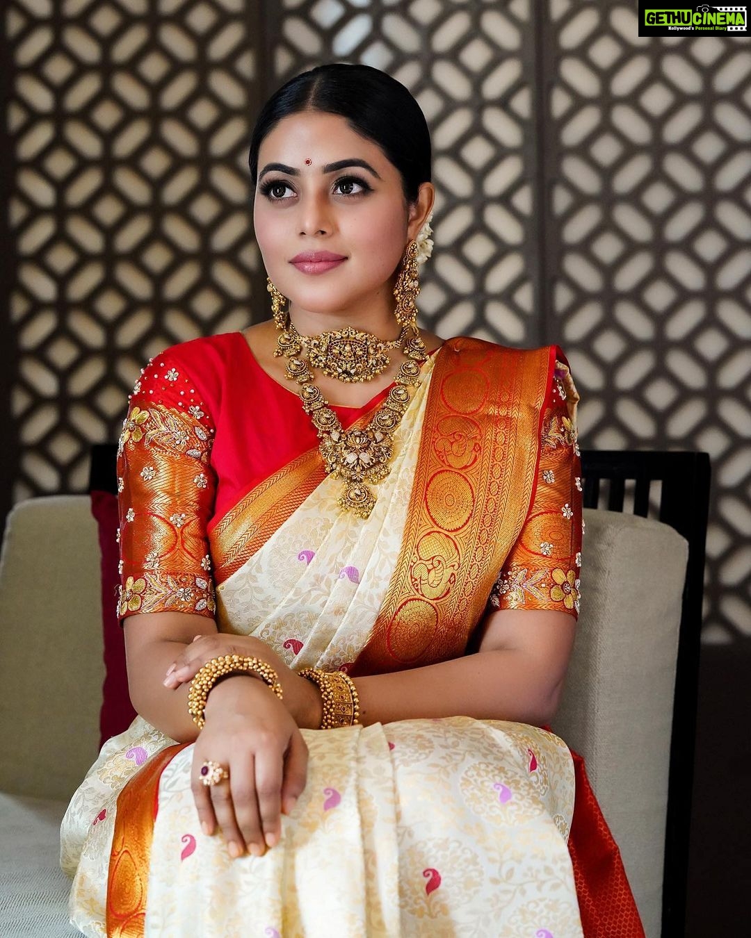 Shamna Kasim Instagram - The joy of dressing is an art… Costumes: @kanchipuramrajyalakshmisilks Jwellery: @kushalsfashionjewellery Pics: @punithphotography3 Edit: @v_capturesphotography Hairstylist: @hairstylist_srinivas Personal staff: @chintu_6172