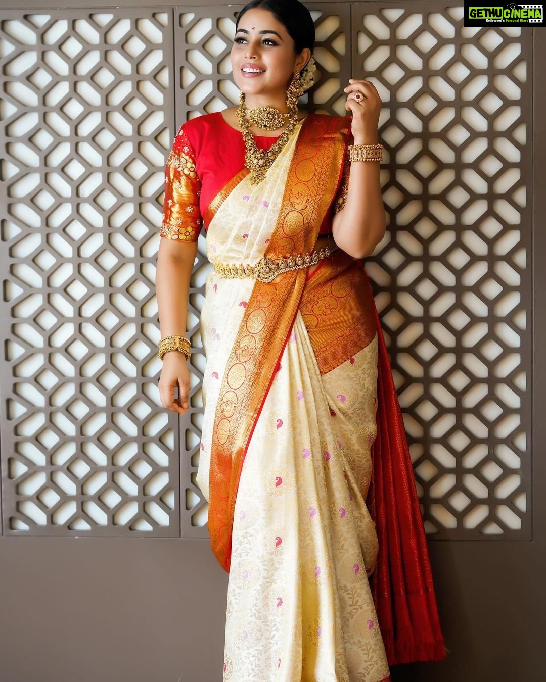 Shamna Kasim Instagram - The joy of dressing is an art… Costumes: @kanchipuramrajyalakshmisilks Jwellery: @kushalsfashionjewellery Pics: @punithphotography3 Edit: @v_capturesphotography Hairstylist: @hairstylist_srinivas Personal staff: @chintu_6172