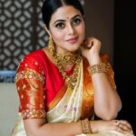 Shamna Kasim Instagram - The joy of dressing is an art… Costumes: @kanchipuramrajyalakshmisilks Jwellery: @kushalsfashionjewellery Pics: @punithphotography3 Edit: @v_capturesphotography Hairstylist: @hairstylist_srinivas Personal staff: @chintu_6172