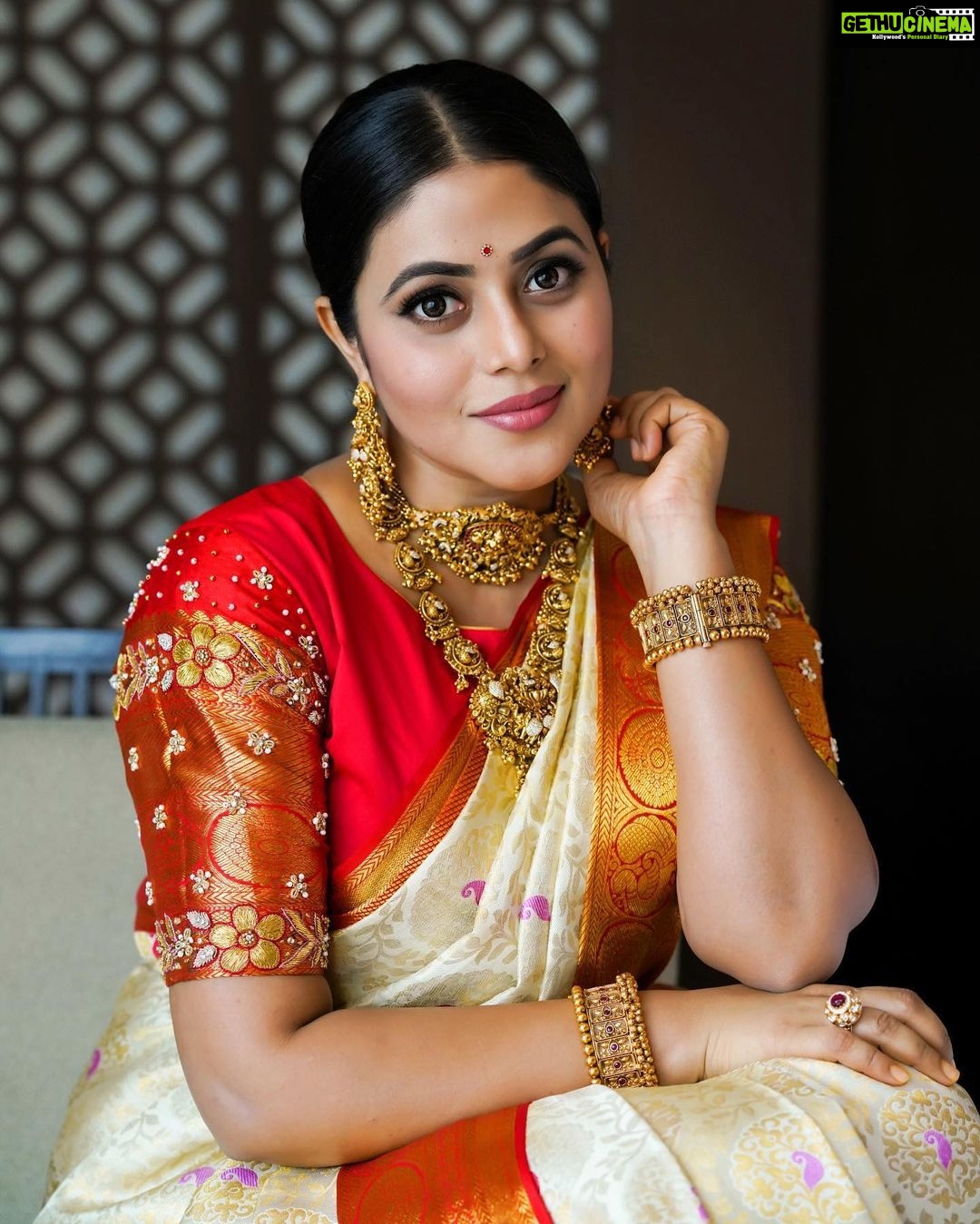 Shamna Kasim Instagram - The joy of dressing is an art… Costumes: @kanchipuramrajyalakshmisilks Jwellery: @kushalsfashionjewellery Pics: @punithphotography3 Edit: @v_capturesphotography Hairstylist: @hairstylist_srinivas Personal staff: @chintu_6172