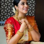 Shamna Kasim Instagram – The joy of dressing is an art… 

Costumes: @kanchipuramrajyalakshmisilks 
Jwellery: @kushalsfashionjewellery 
Pics: @punithphotography3 
Edit: @v_capturesphotography 
Hairstylist: @hairstylist_srinivas 
Personal staff: @chintu_6172