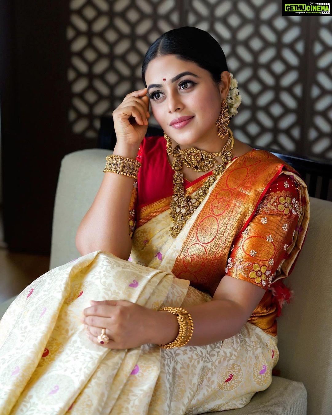 Shamna Kasim Instagram - The joy of dressing is an art… Costumes: @kanchipuramrajyalakshmisilks Jwellery: @kushalsfashionjewellery Pics: @punithphotography3 Edit: @v_capturesphotography Hairstylist: @hairstylist_srinivas Personal staff: @chintu_6172