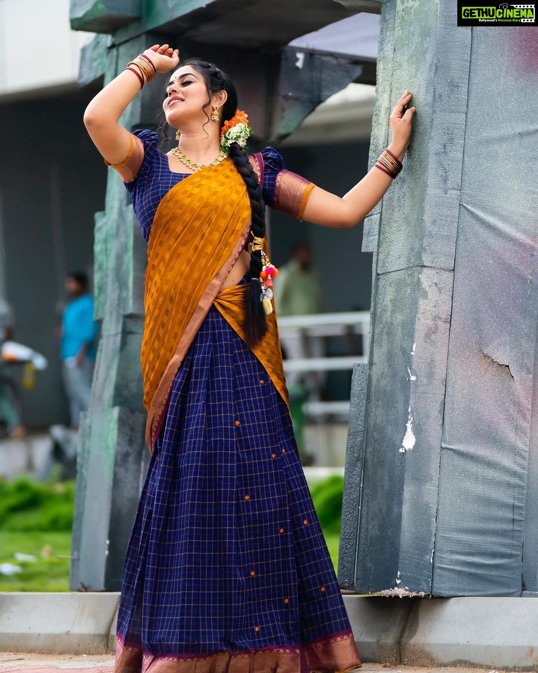 Shamna Kasim Instagram - Happiness and comfort dressing traditional is so so different ❤️ Costume: @ivalinmabia Jwellery: @kushalsfashionjewellery Pic’s: @v_capturesphotography Hairstylist: @hairartistpoojagupta Personal staff: @tharikreshma625 #dhee14dancingicon #telugu #etv #lovemyjob ❤️
