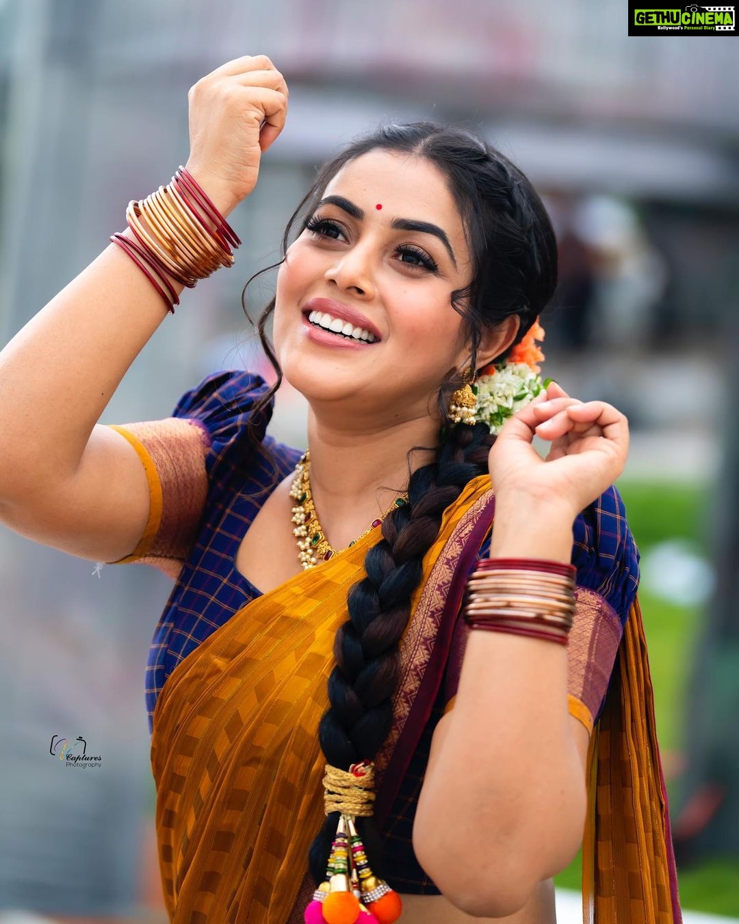 Shamna Kasim Instagram - Happiness and comfort dressing traditional is so so different ❤️ Costume: @ivalinmabia Jwellery: @kushalsfashionjewellery Pic’s: @v_capturesphotography Hairstylist: @hairartistpoojagupta Personal staff: @tharikreshma625 #dhee14dancingicon #telugu #etv #lovemyjob ❤️