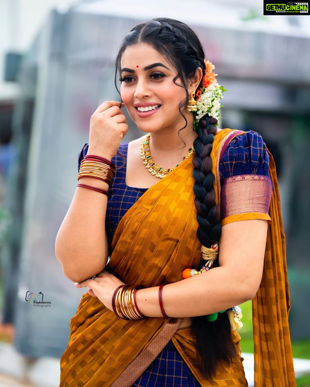 Shamna Kasim Instagram - Happiness and comfort dressing traditional is so so different ❤️ Costume: @ivalinmabia Jwellery: @kushalsfashionjewellery Pic’s: @v_capturesphotography Hairstylist: @hairartistpoojagupta Personal staff: @tharikreshma625 #dhee14dancingicon #telugu #etv #lovemyjob ❤️