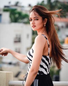 Shanvi Srivastava Instagram - 📸💕
.
.
.
.
.
.
#shanvisrivastava #fashion  #love #instagood #instagram #shanvians#photooftheday #thursday