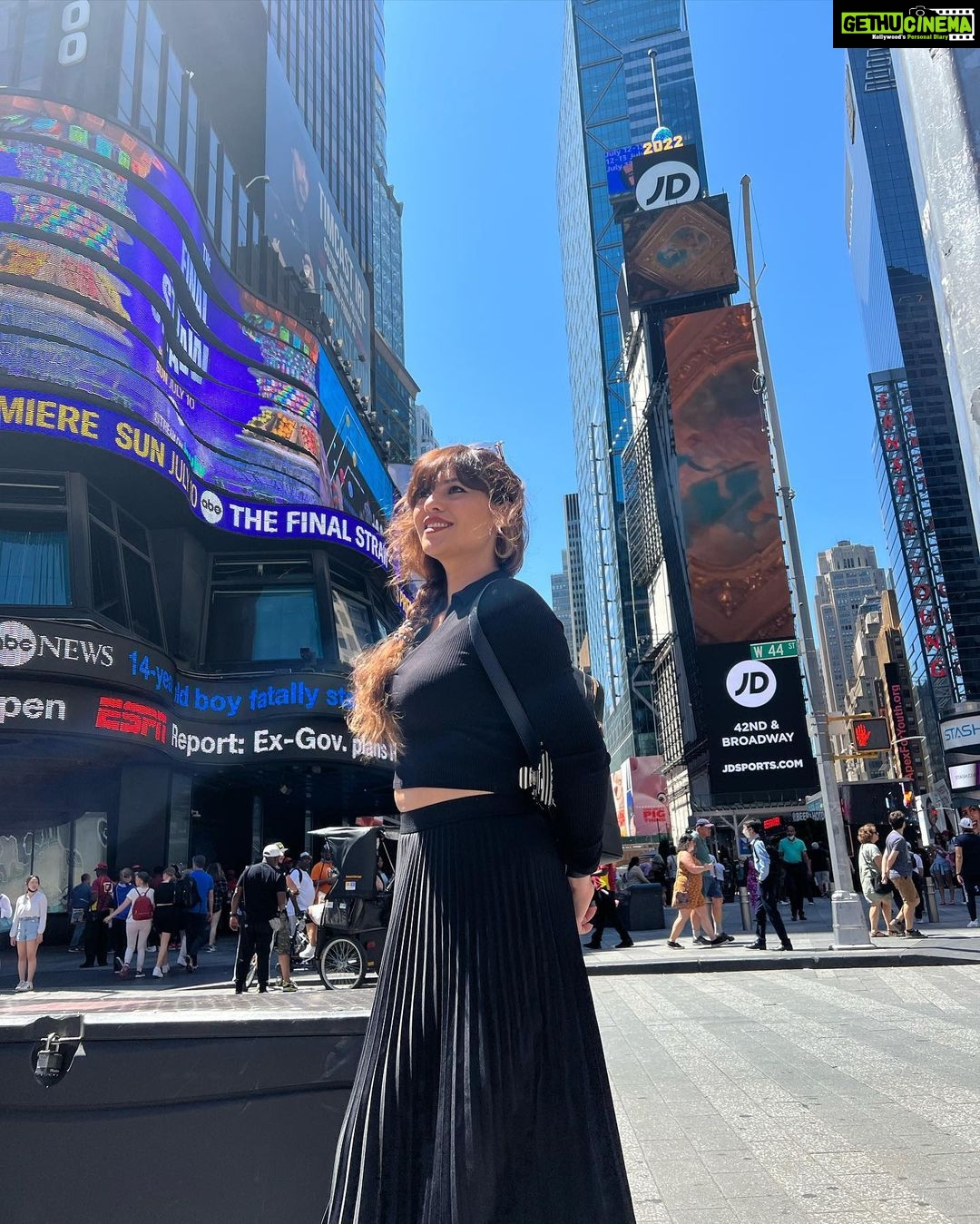 Sherin Instagram - My experience in New York was a mix of 😍 and 😭. #sherin #newyork #travel #timessquare #fashion #black #styling #pleatedskirt Times Square