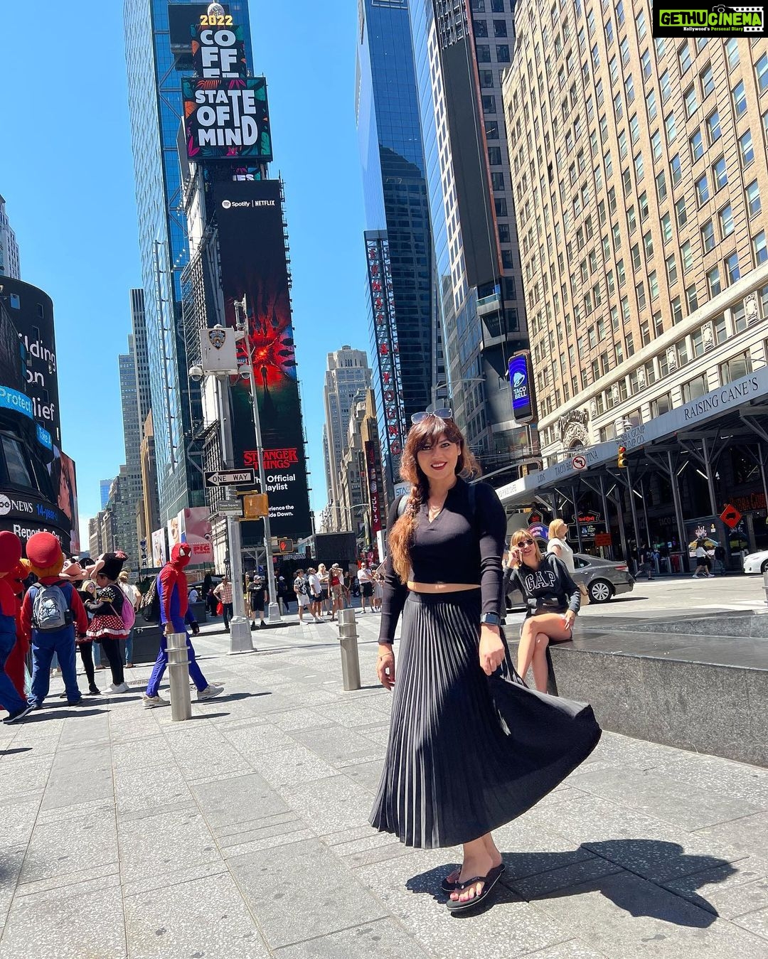 Sherin Instagram - My experience in New York was a mix of 😍 and 😭. #sherin #newyork #travel #timessquare #fashion #black #styling #pleatedskirt Times Square