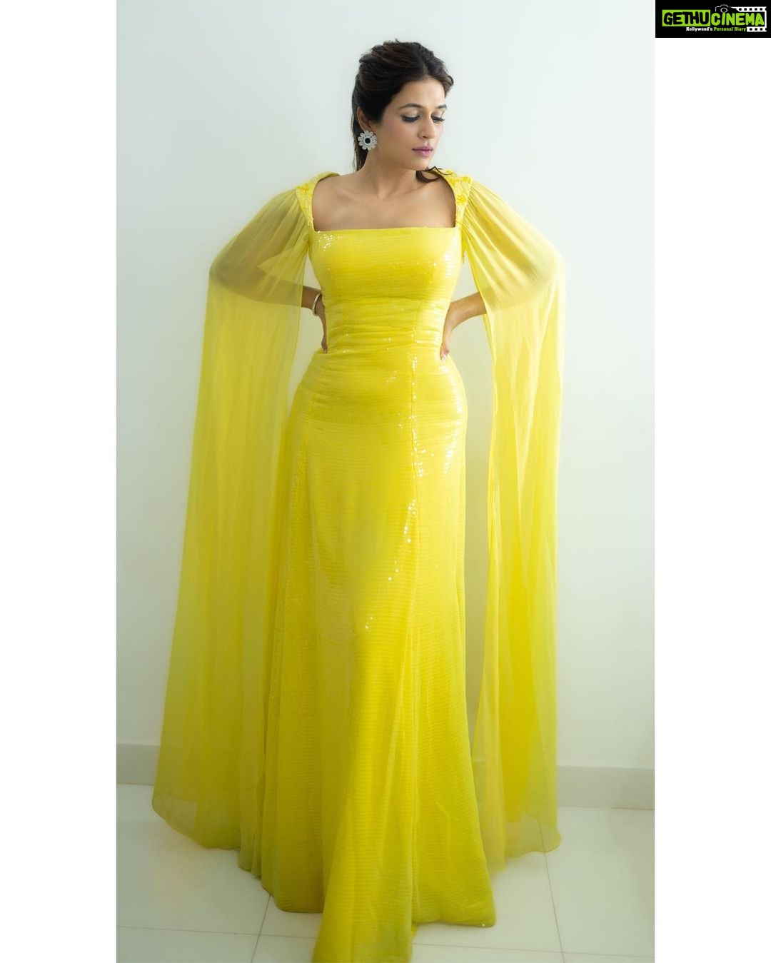 Shraddha Das Instagram - Dhee 14 shoot, Gown by @orubyapoorva Styled by @thedotdiary @thedottstyle Jewellery by @shillpapuriidesignerjewellery Hair : @hair_by_vaibhavi_ Make up : @hareshwarp 📸 @krishnatejah #dhee #dhee14 #hyderabad #judge #dancerealityshow #yellowgown #shraddhadas Hyderabad India