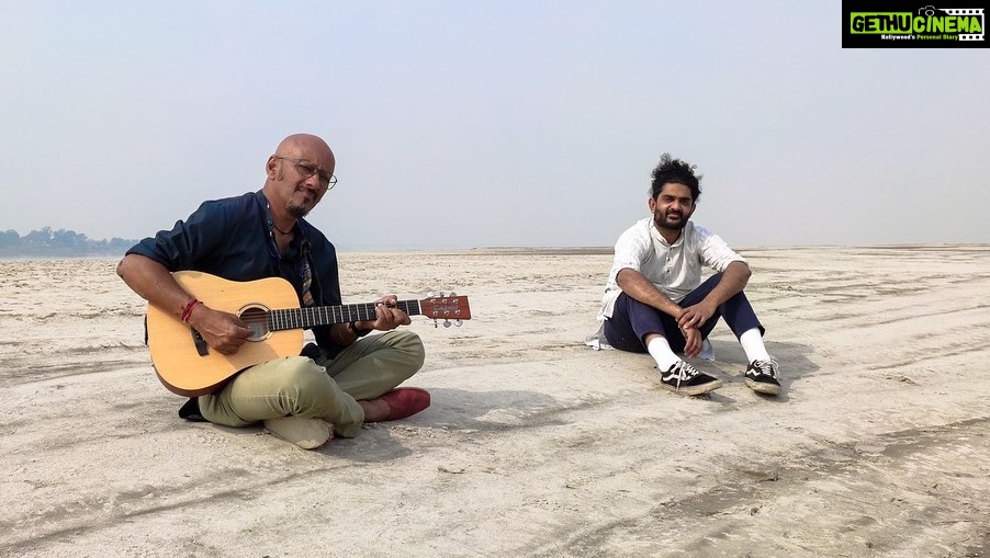 Sid Sriram Instagram - Near the end of last 2021, I went to Bhagalpur to be a part of @moitrashantanu’s “Songs of the River” project. He had been travelling down the Ganga, meeting new people, telling stories, and creating music all along the way. This journey was a deeply personal one for him, I was honoured to get to be part of it. The few days that I got to spend with him and the SOTR family were life changing, truly. I’ve never gotten to be one with the Ganga river before, and to be able to really just sit with it, and feel it’s energy was profound. Shantanu moves with a true sense of purpose and joy. The whole team became like family to me. The Songs of the River series is now streaming on Hotstar, and I highly recommend you watch it. It’s stunning and honest. I’m in episode 4, and the song that I worked on with @moitrashantanu is in this episode. Big big big love to @moitrasarada, @seen_by_p, @shripad_mudhalwadkar, @windowseattraveller, @ritiksingh99, @yogidholakia, @debjani441, @abhrabhattacharya, @suchisuvro