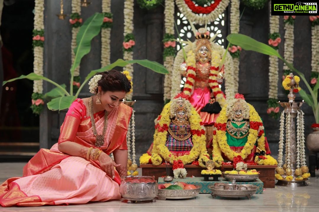 Sneha Instagram - Varalaksmi pooja ! Of course with friends and family. @geetuevents @geetuhautecouture @prasanna_actor @ashokarsh @vyshalisundaram_hairstylist #varalakshmipooja #goddesslakshmi #frndslikefamily #beautifulmemories #blessings #familytime