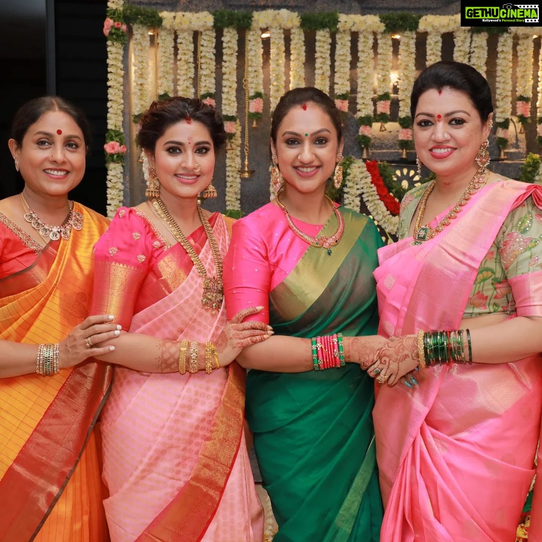 Sneha Instagram - Varalaksmi pooja ! Of course with friends and family. @geetuevents @geetuhautecouture @prasanna_actor @ashokarsh @vyshalisundaram_hairstylist #varalakshmipooja #frndslikefamily #beautifulmemories #blessings #goddesslakshmi