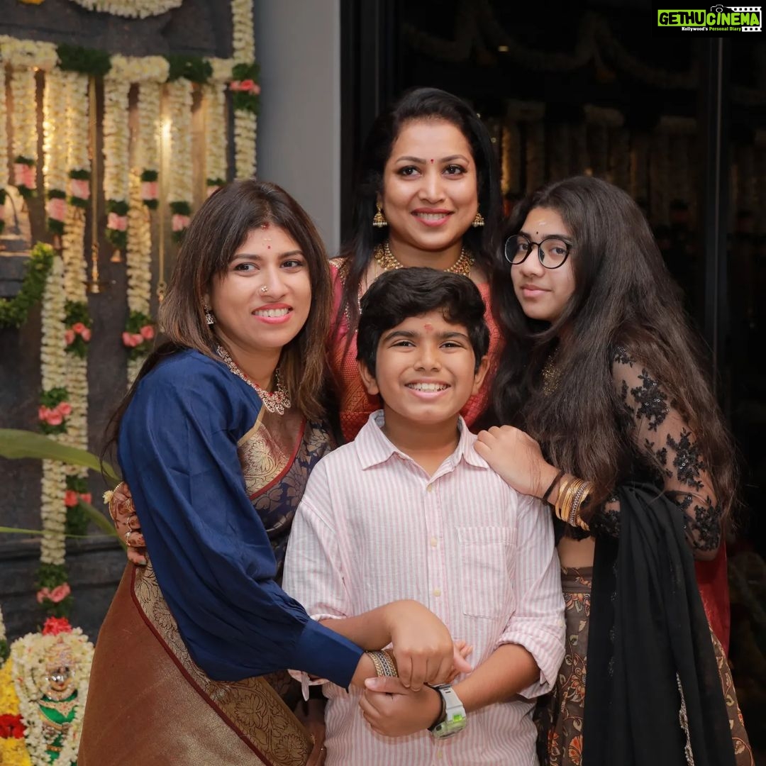 Sneha Instagram - Varalaksmi pooja ! Of course with friends and family. @geetuevents @geetuhautecouture @prasanna_actor @ashokarsh @vyshalisundaram_hairstylist #varalakshmipooja #frndslikefamily #beautifulmemories #blessings #goddesslakshmi