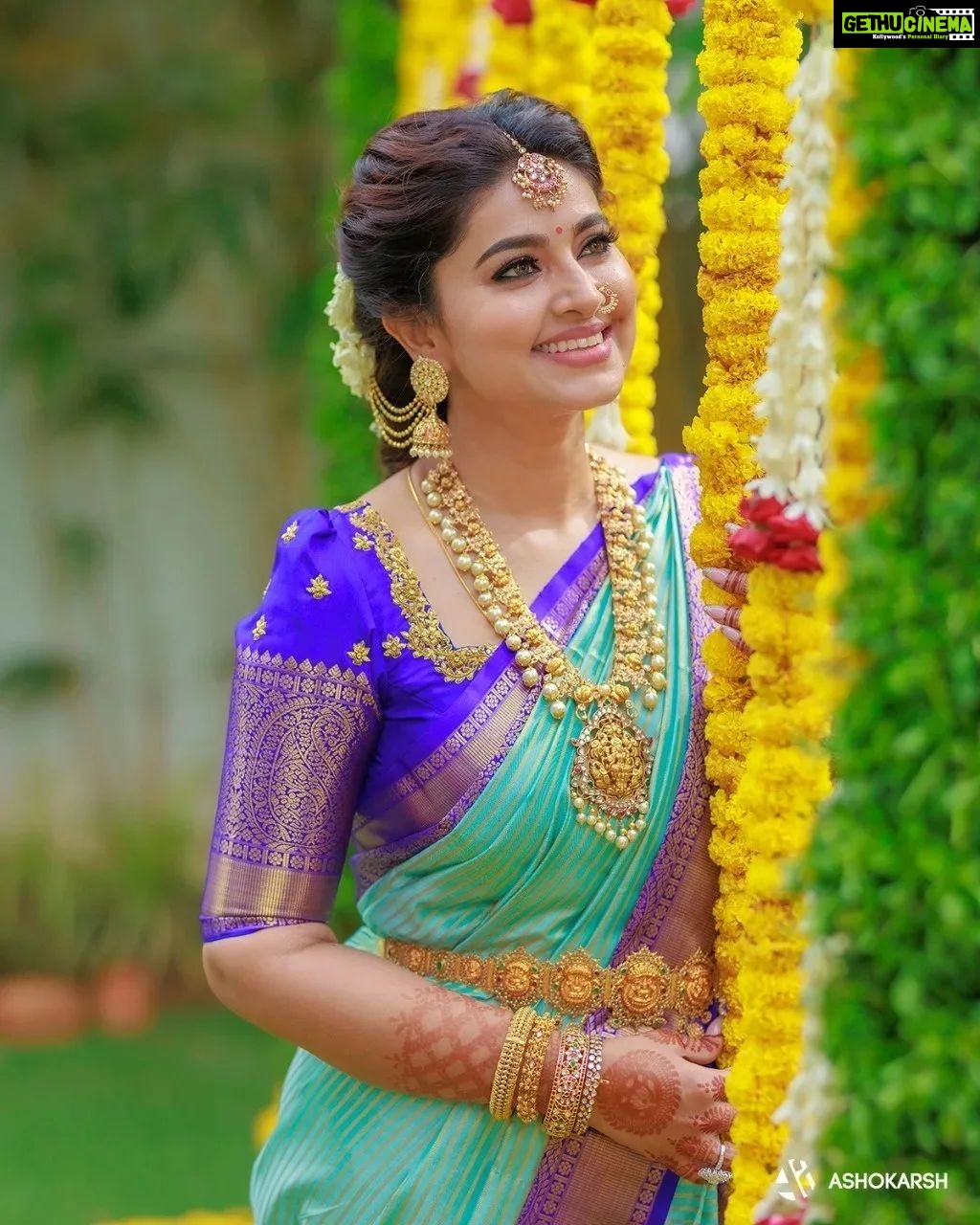 Sneha Wallpaper Download | MobCup