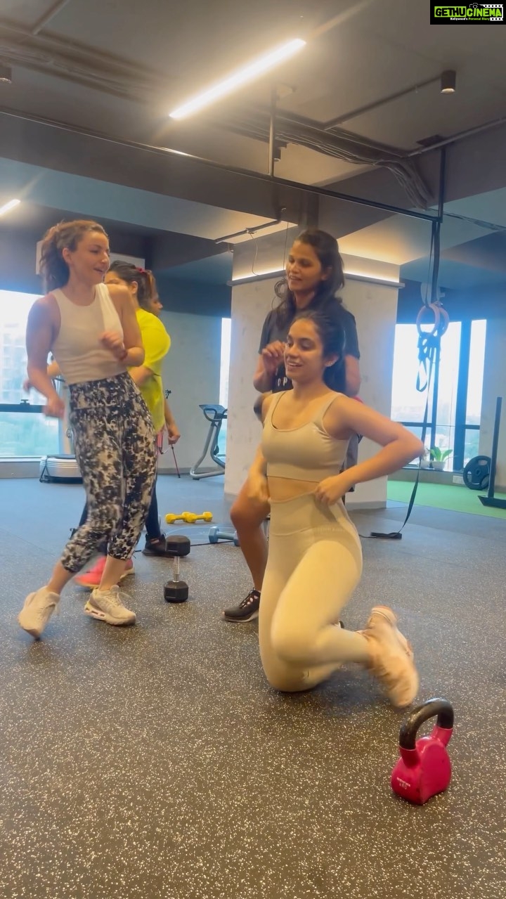Soha Ali Khan Instagram - Thodi mehnat thodi masti - working out with a friend is usually more effective but always more fun!! #gymmotivation #fitnessmotivation #workout #gymbuddy