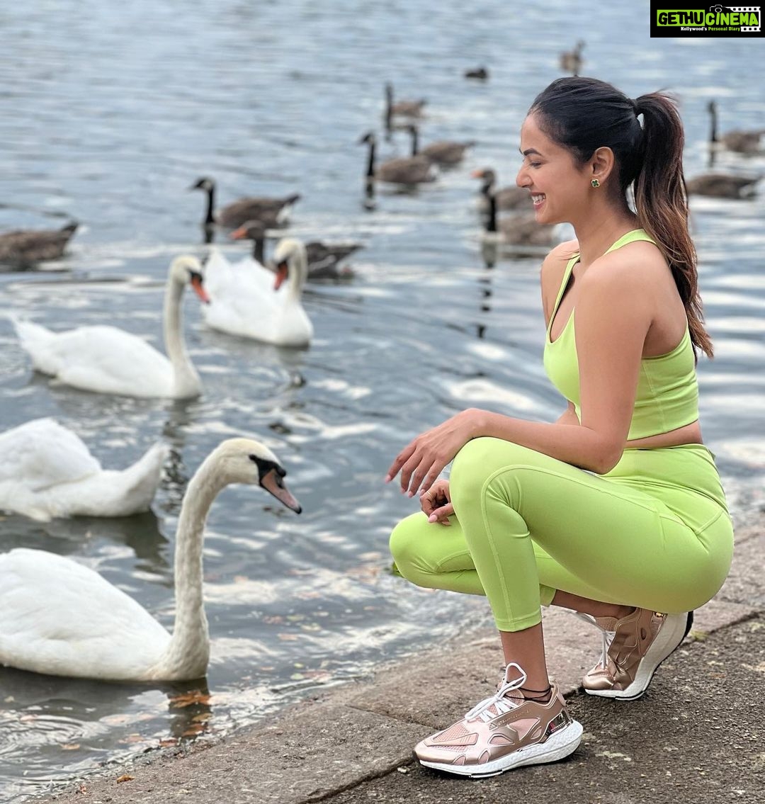 Sonal Chauhan Instagram - How many swans do you see ??? 🦢 . . . . . . . . . . . . . . . . . . . . . . . . . . . . . . . . . . . 📸 @stuti.singh #love #sonalchauhan #athleisure #fit #hydepark #fitness #wellness #london #2022 #morning #running #happiness #nature #saturday Serpentine River, Hyde Park