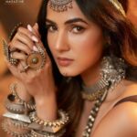 Sonal Chauhan Instagram - 🦥 . . . . . . . . . . . . . . . . . . . . . . . . . . . . . . . . . Magazine: @culturedwedding Managing Editor: @yadav_manjeet Business Head: @divyanijain1925 Stylist: @juhi.ali Photographer: @dieppj Retoucher: @theretoucherbook Make-up: @vijaysharmahairandmakeup Hair: @chettiarqueensly @chettiaralbert Outfit: @sarojjalan Jewellery: @rubans.in Location: @grandhyattmumbai Artist Reputation Management: @communiquefilmpr Co-ordinated by: @nadiiaamalik #love #sonalchauhan #indian #indianfashion #lehenga #leather #gypsy #banjara #shayari #friday