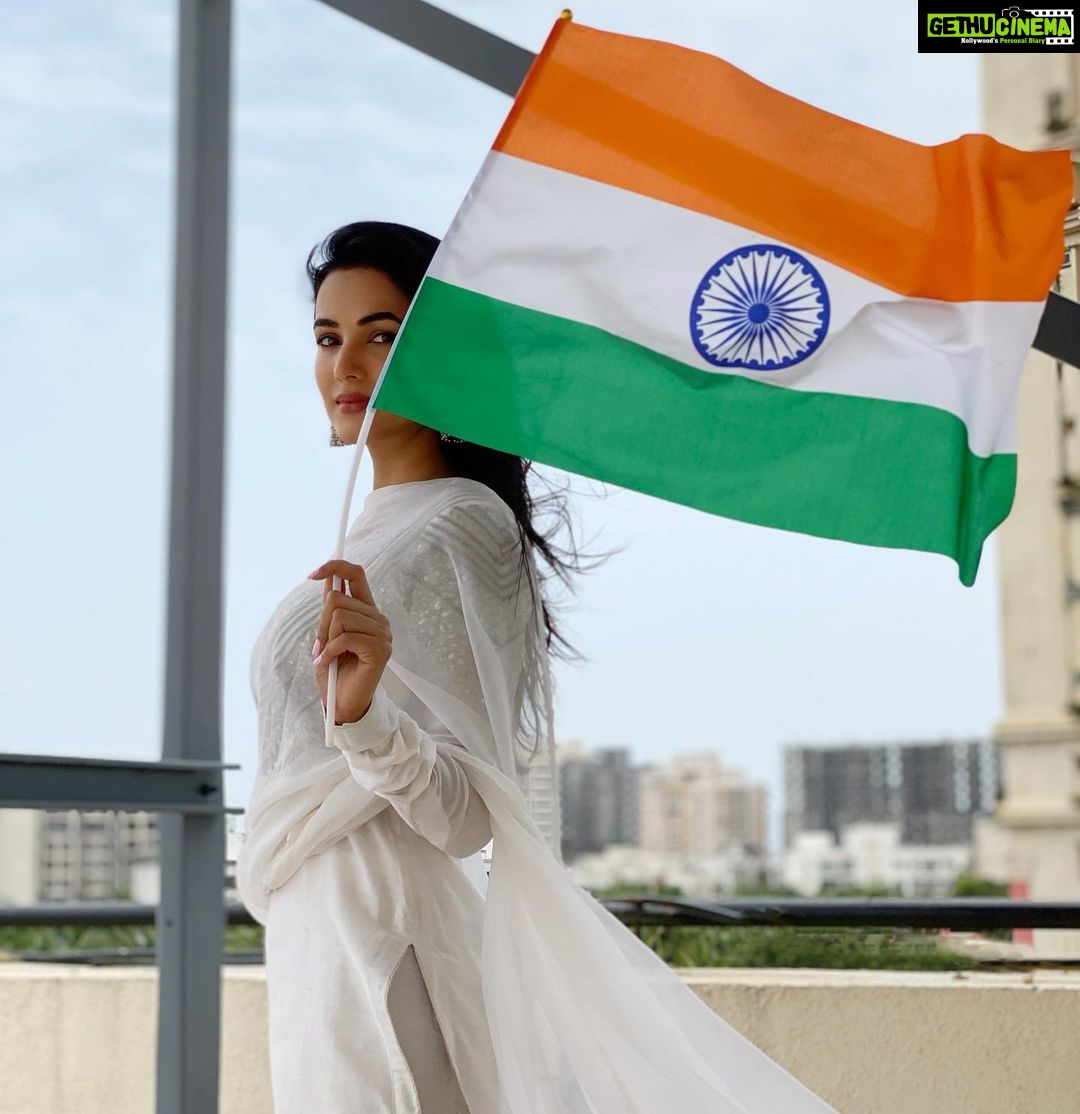 Sonal Chauhan Instagram - माँ तुझे सलाम 🙏🏻🇮🇳 स्वतंत्रता दिवस की शुभकामनाएँ 🙏🏻 . . . . . . . . . . . . #happyindependenceday #indian #harghartiranga