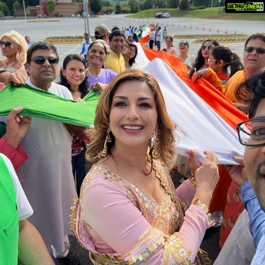 Sonali Bendre Instagram - Took a little bit of home to Atlanta… 🇮🇳 #HappyIndependenceDay Atlanta, Georgia