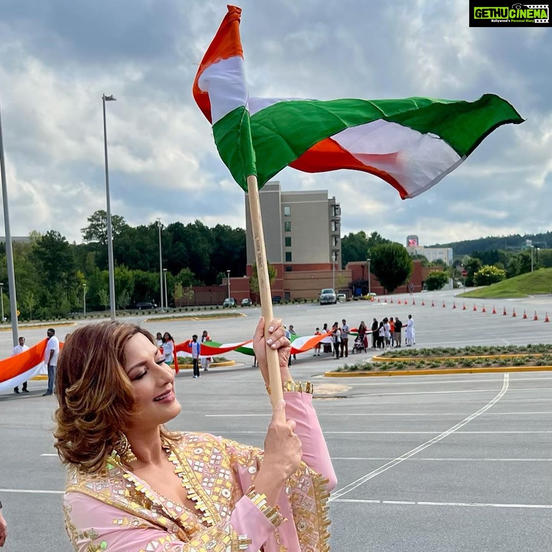 Sonali Bendre Instagram - Took a little bit of home to Atlanta… 🇮🇳 #HappyIndependenceDay Atlanta, Georgia
