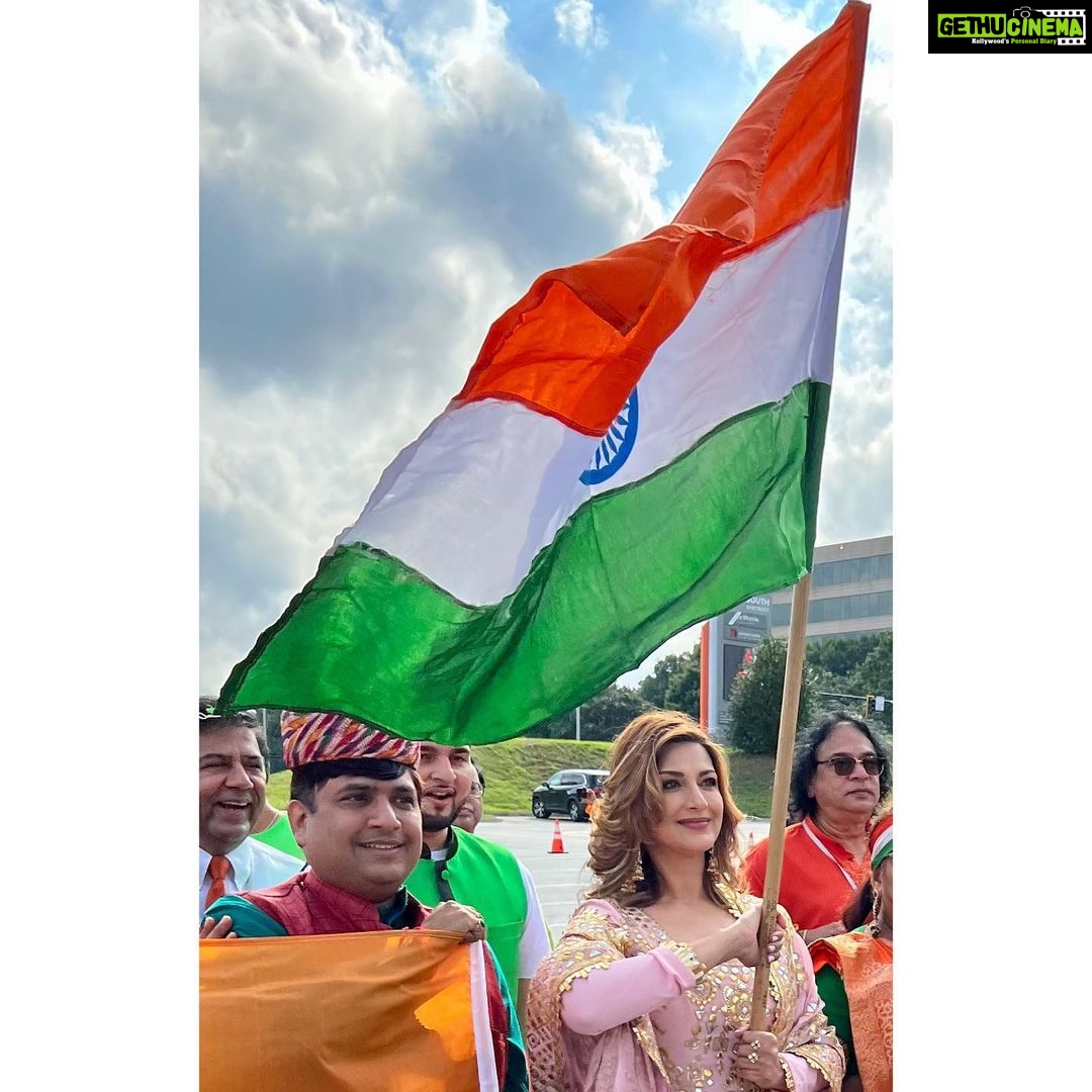 Sonali Bendre Instagram - Took a little bit of home to Atlanta… 🇮🇳 #HappyIndependenceDay Atlanta, Georgia